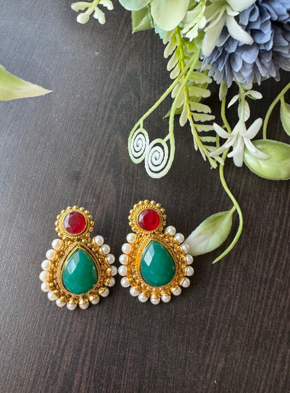 Antique gold tone pearl red-green earrings dj-04071