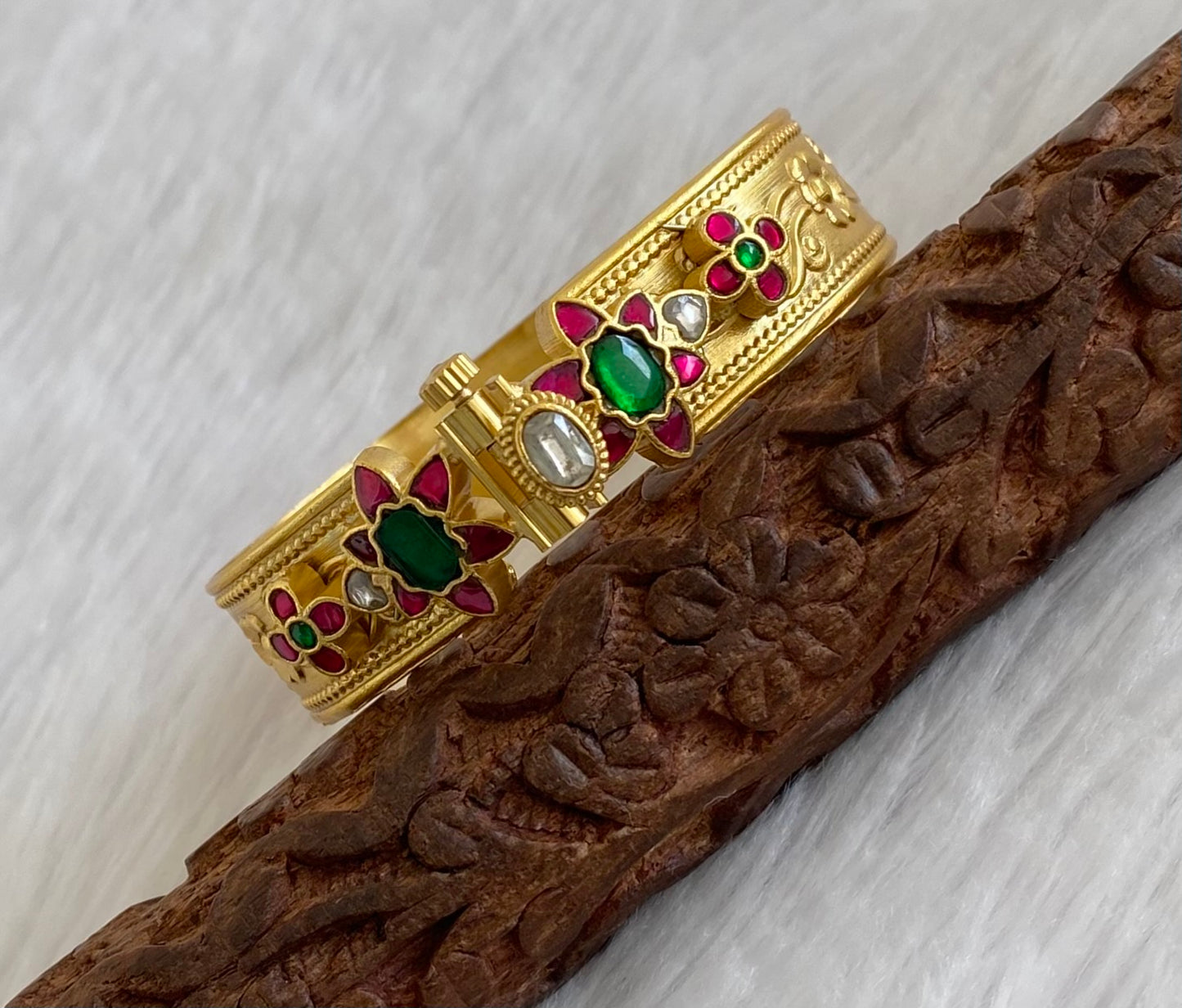 Matte finish kemp-green-white Kundan flower screw type kada(2.6) dj-53506