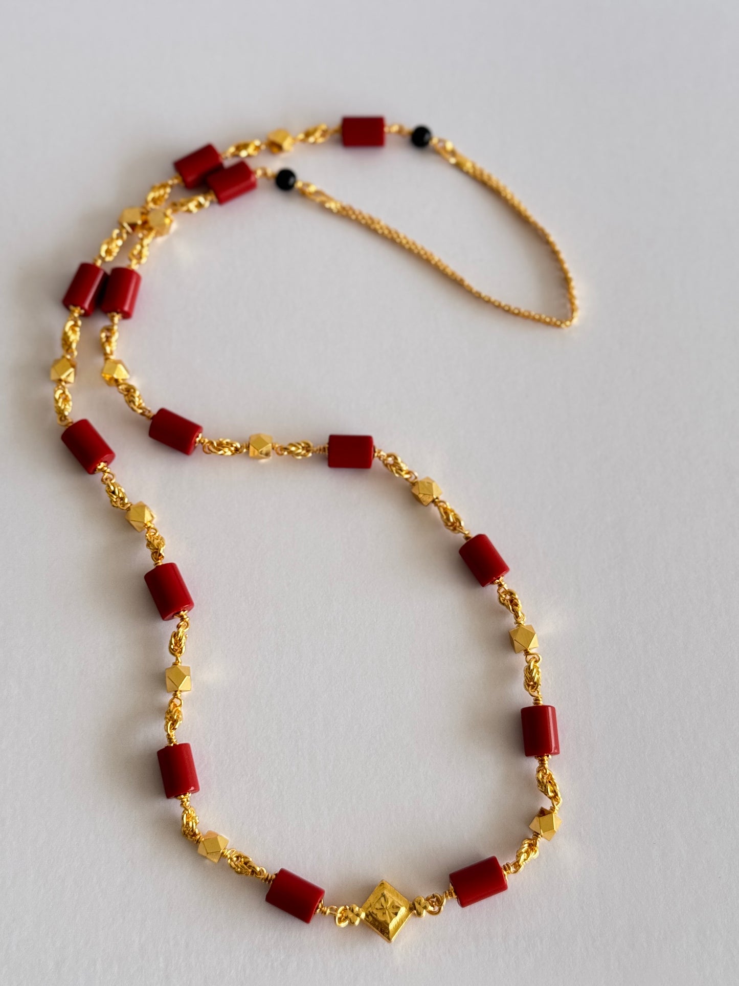 Gold tone 30 inches coral-black beaded chain dj-42635