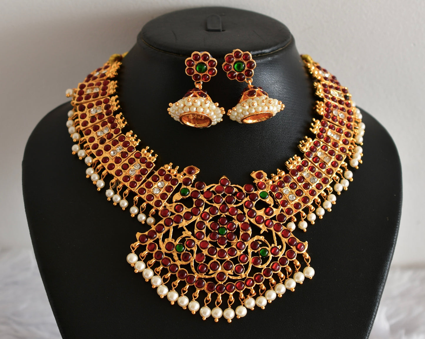 Gold tone kemp-green poothali necklace set dj-52356