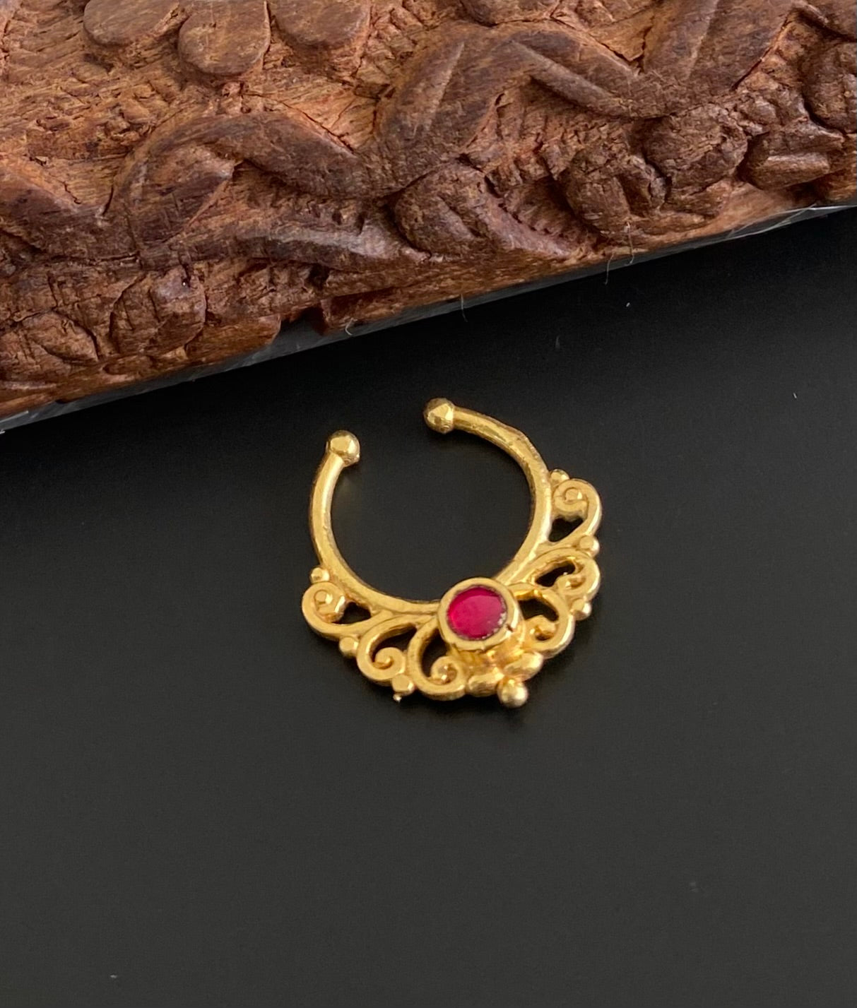 Gold tone kemp stone nose pin/bulakku dj-53784