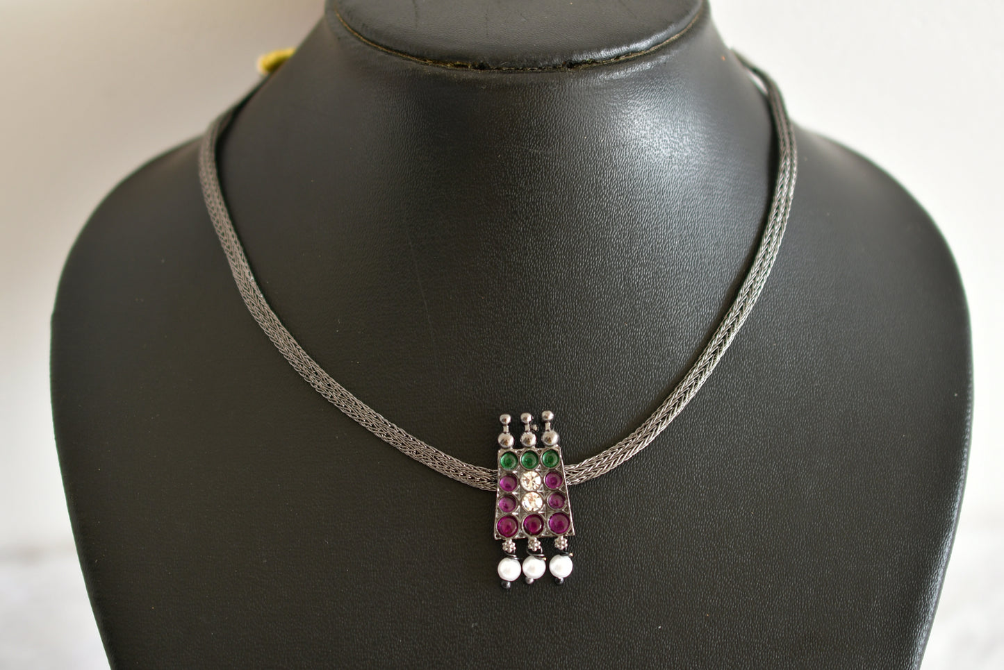 Black finish precious kemp-green pearl poothali necklace dj-52276