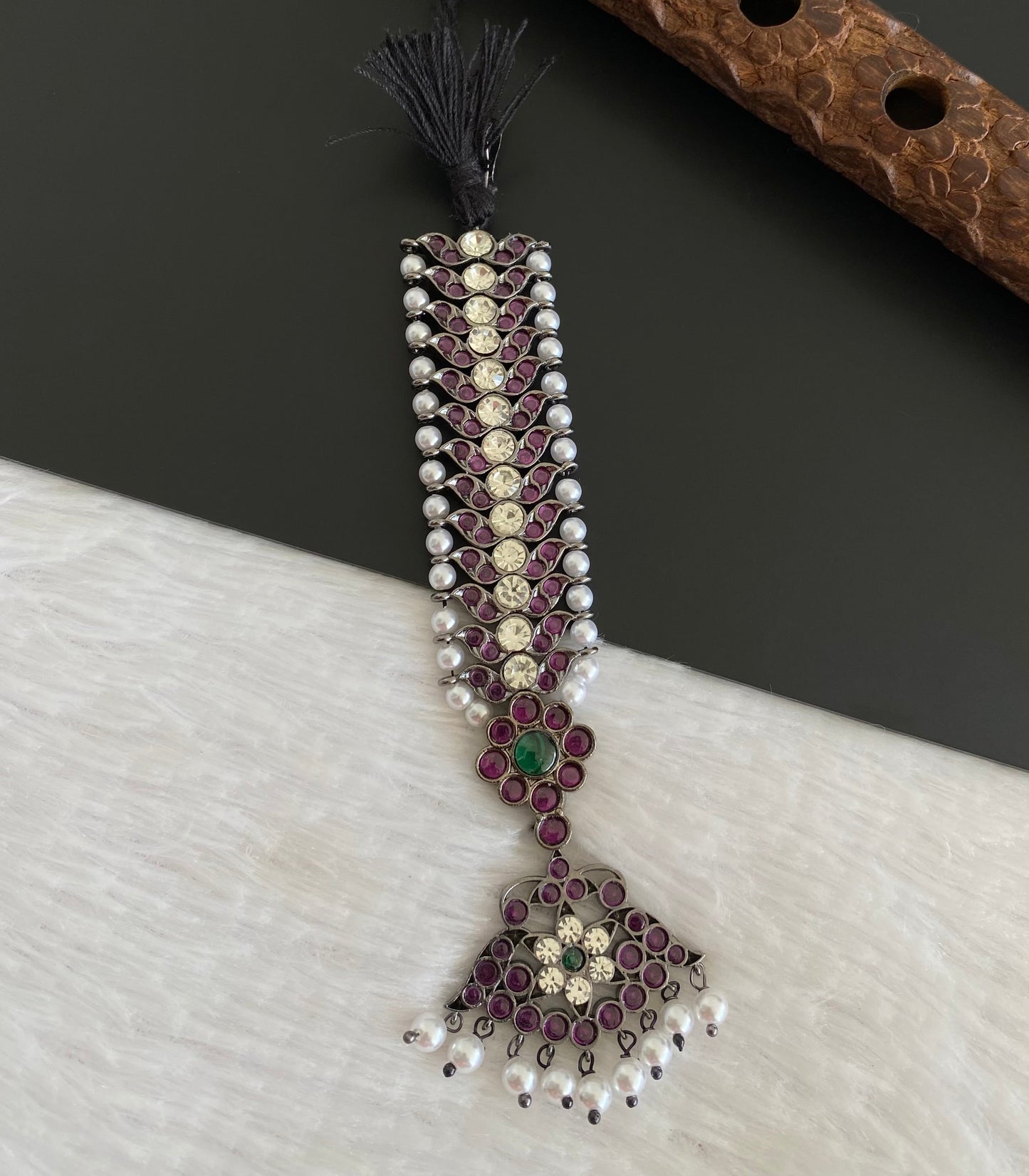 Black finish precious kemp-green-white pearl flower tikka dj-53390