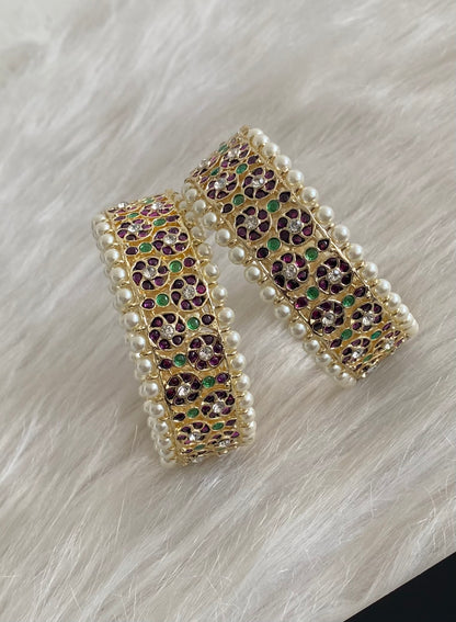 Gold tone precious kemp-green-white pearl screw bangles(2.6) dj-54679