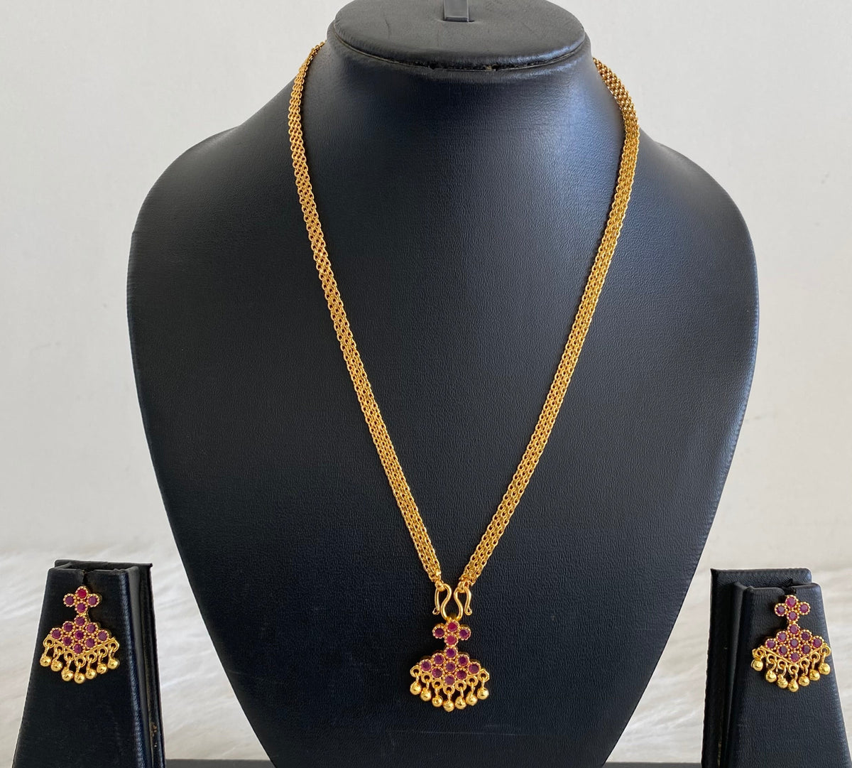 Gold tone 18 inches chain with rani pink stone pathakkam pendant set dj-54913