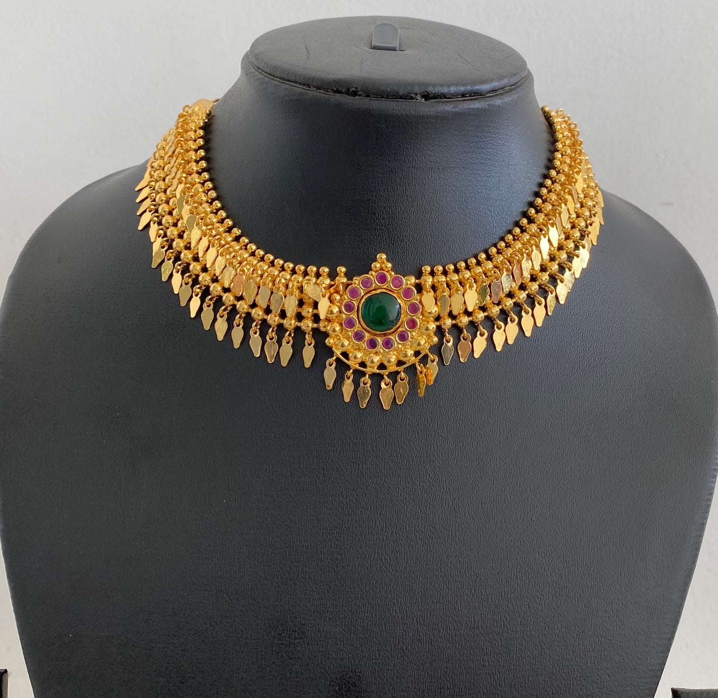 Gold tone kerala style elakka pink-green stone choker necklace dj-54542