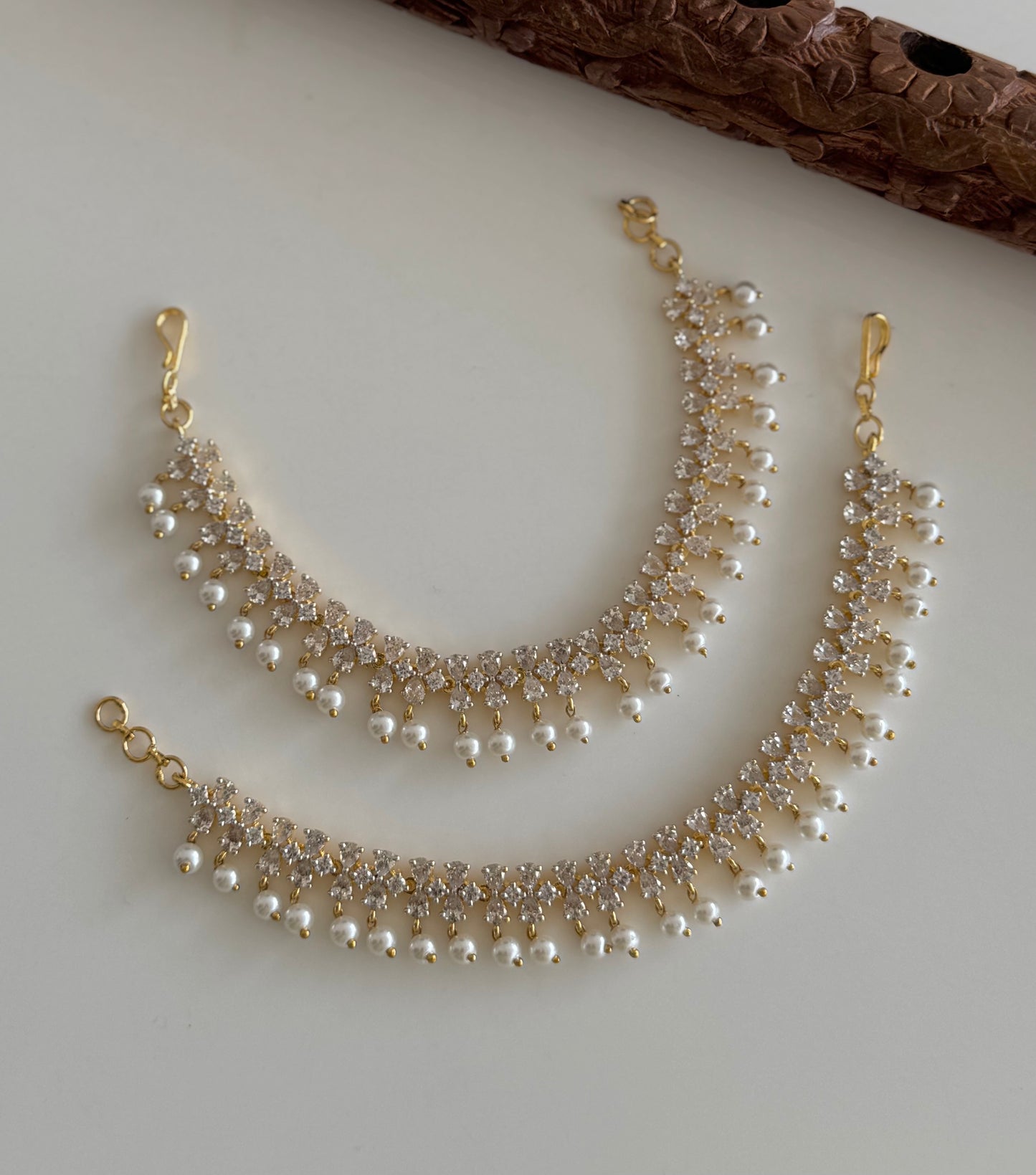 Two tone cz white stone pearl ear side chain dj-51359