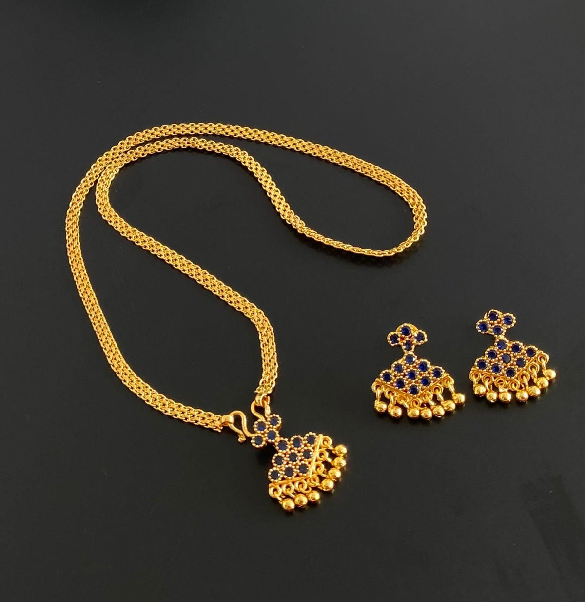 Gold tone 18 inches chain with blue stone pathakkam pendant set dj-54911