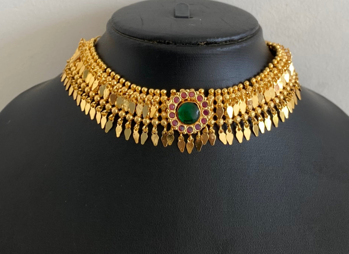 Gold tone kerala style elakka pink-green stone choker necklace dj-54105