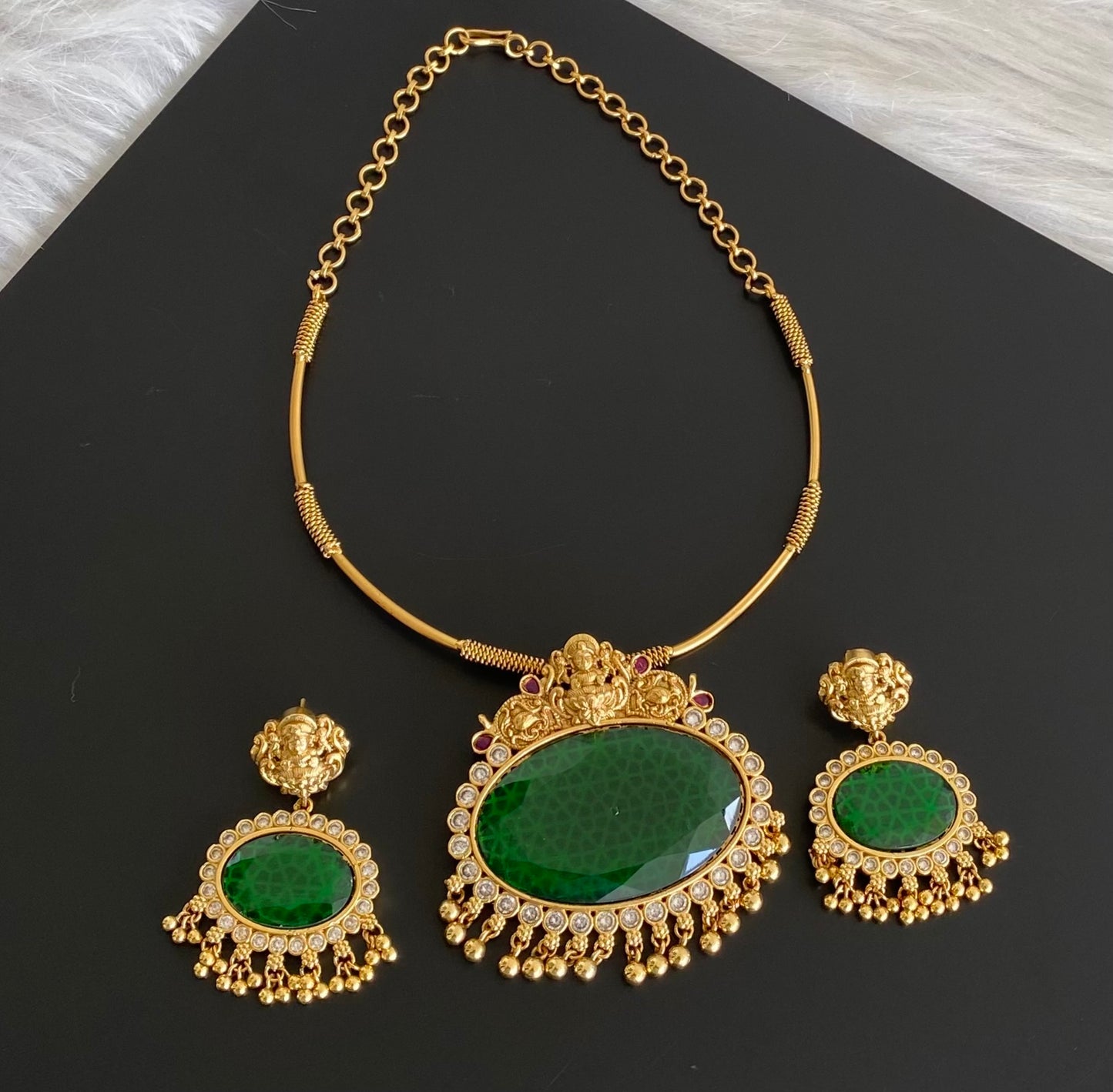 Matte finish lakshmi big green oval stone pendant hasli necklace set dj-54250