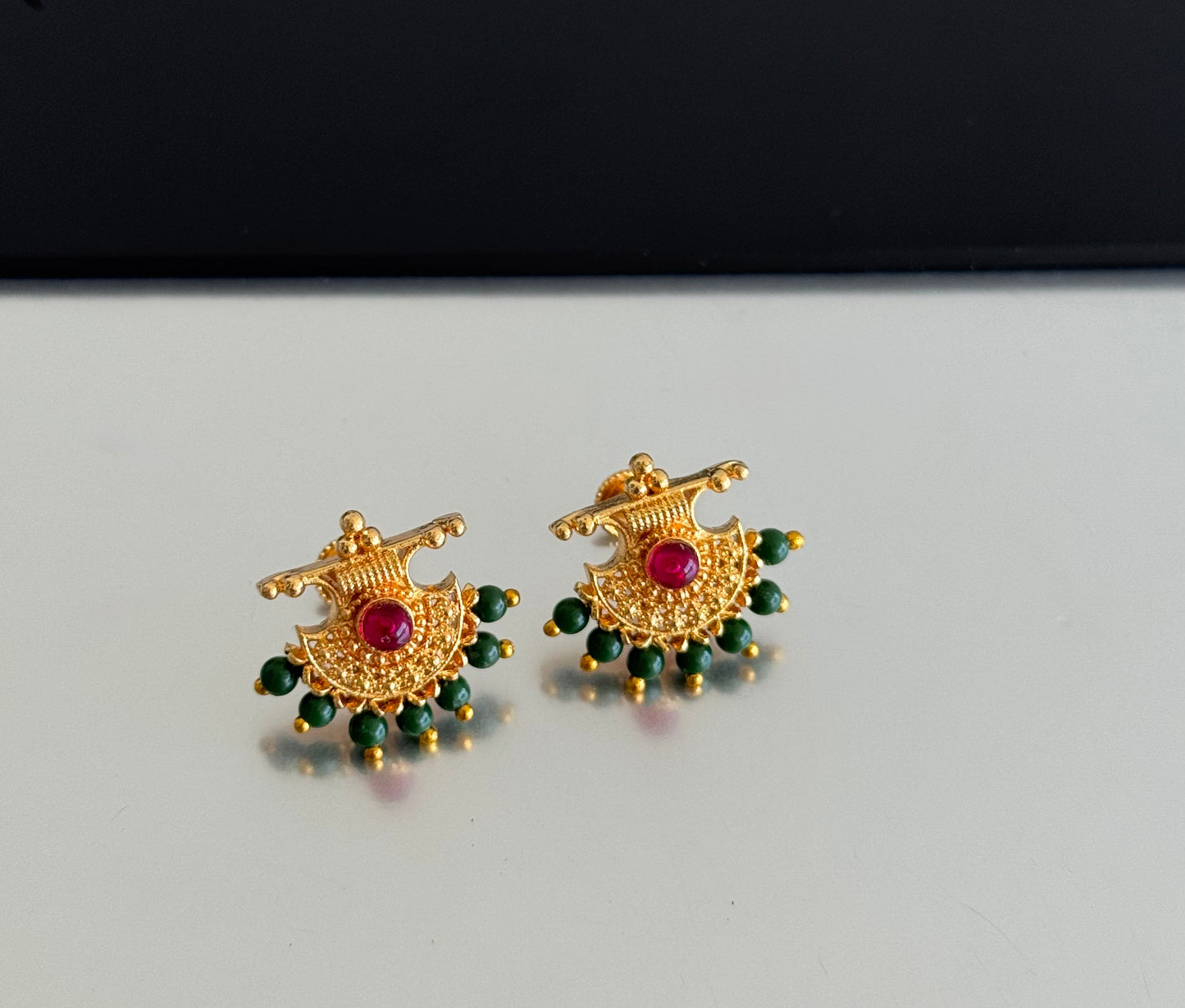 Gold tone green-pink beaded stud/earrings dj-51603