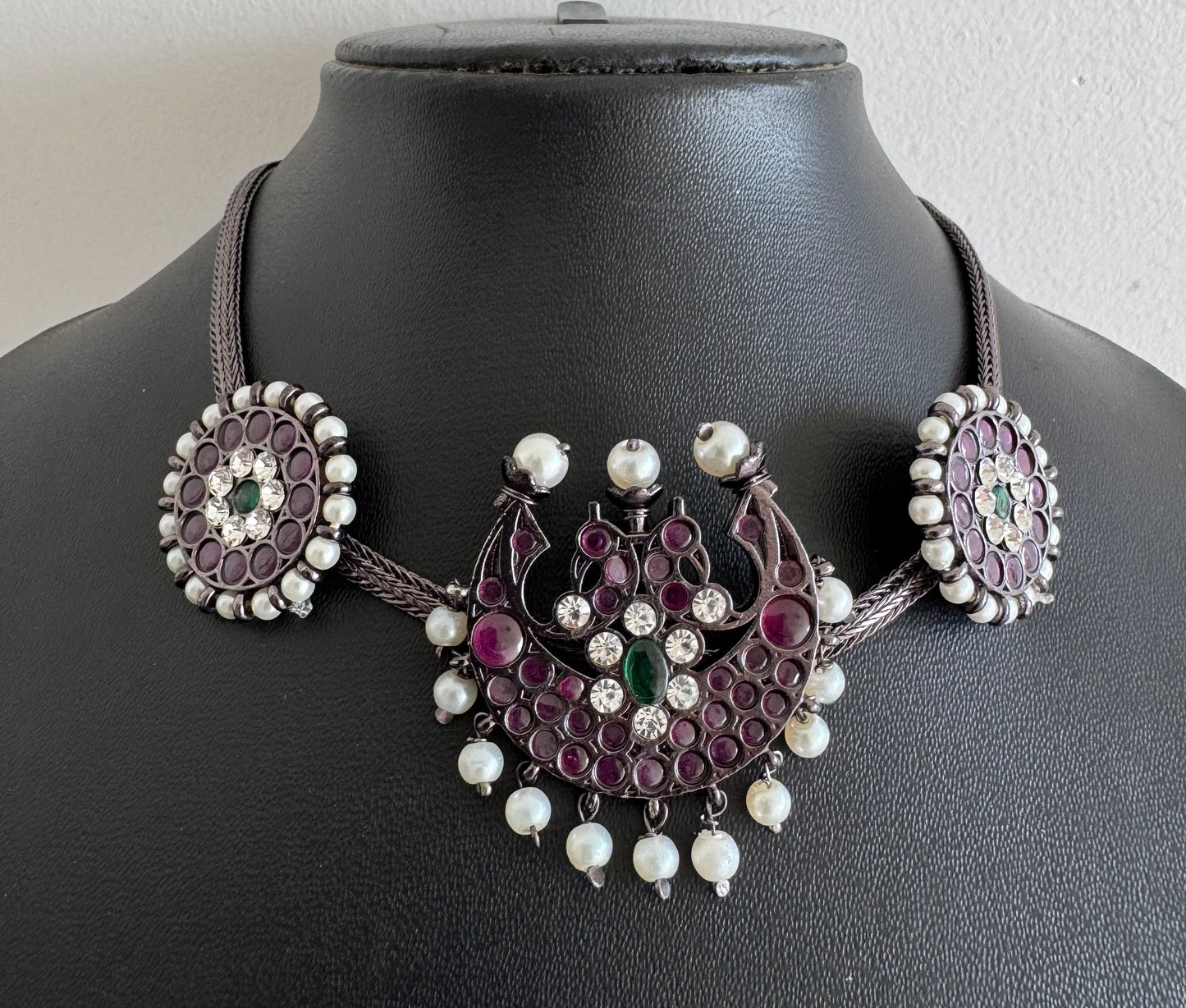 Black finish precious kemp-green pearl moon necklace dj-52281