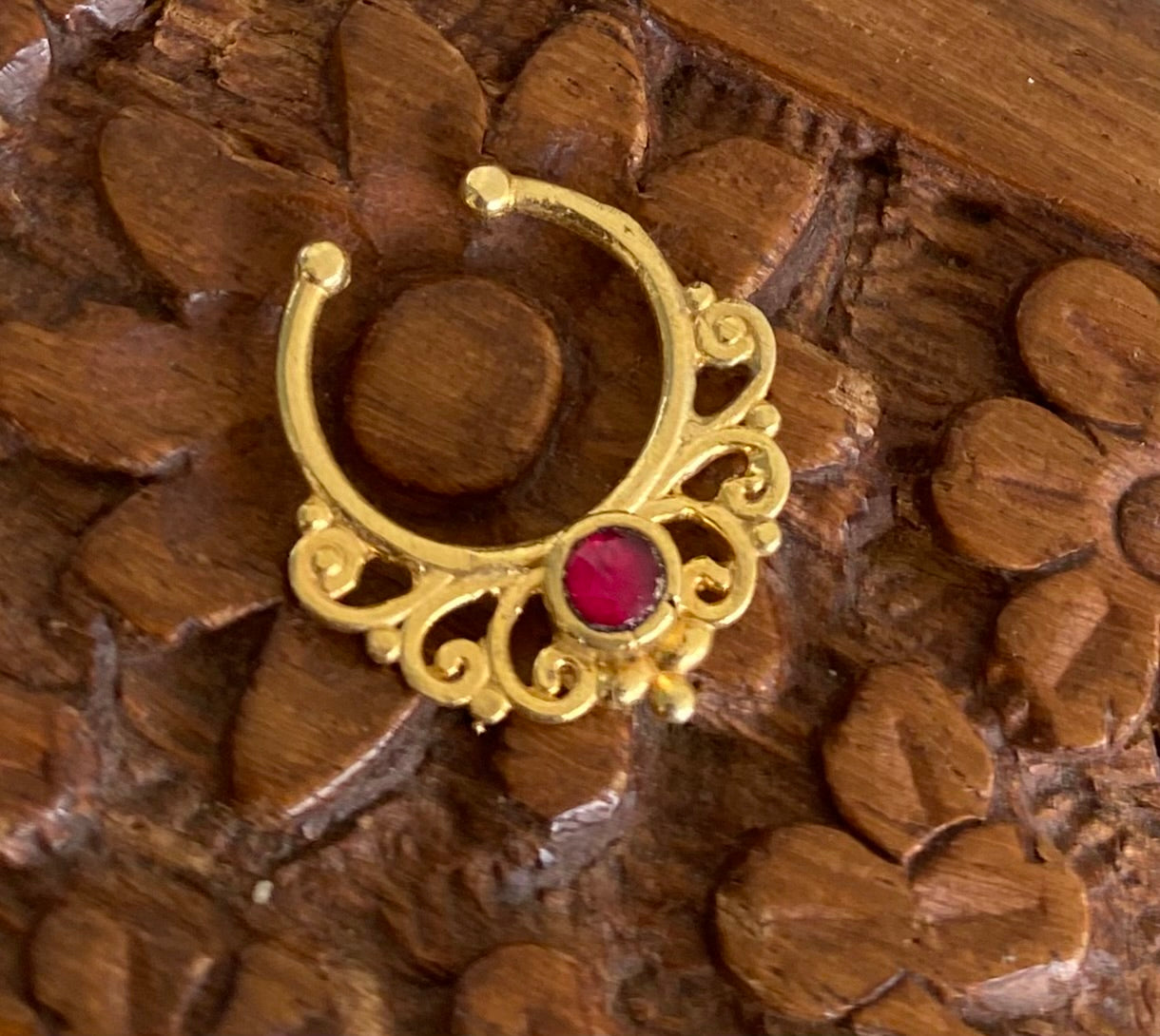Gold tone kemp stone nose pin/bulakku dj-53784