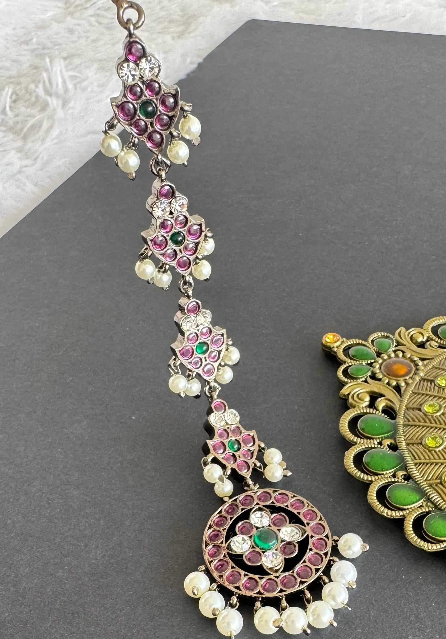 Black finish precious kemp-green-white pearl round tikka dj-52009
