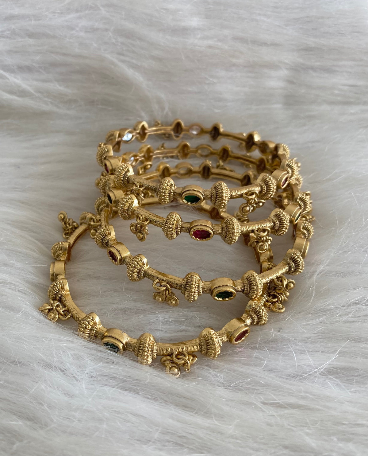 Antique gold tone kemp-green stone set of 4 bangles(2.6) dj-54839