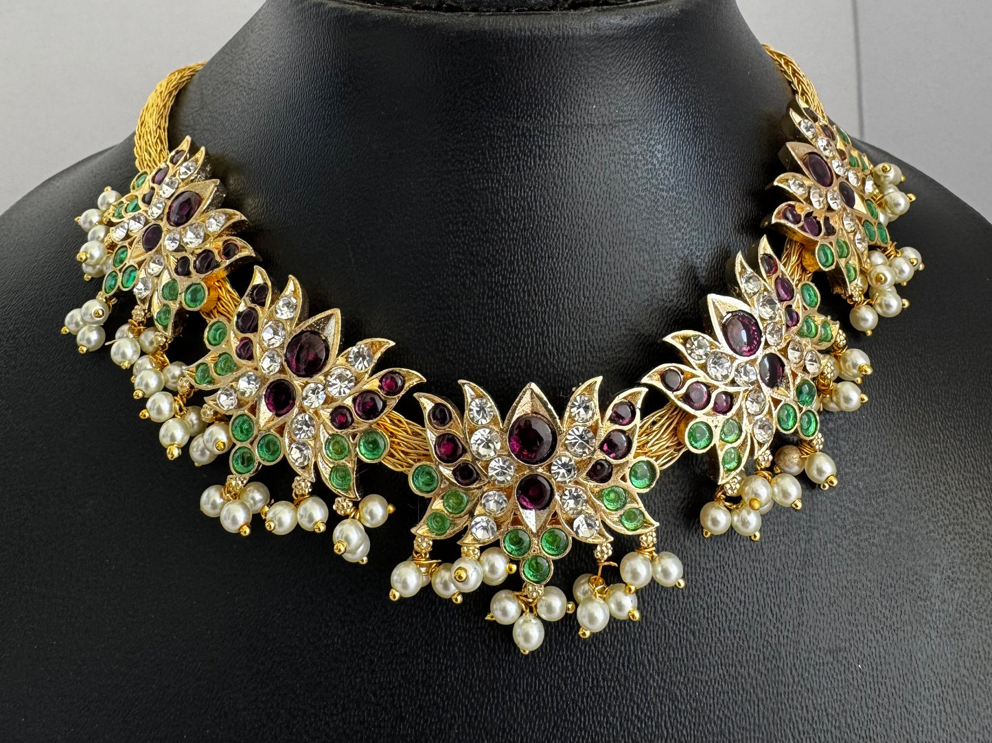 Gold tone precious kemp-green-white lotus necklace dj-52769