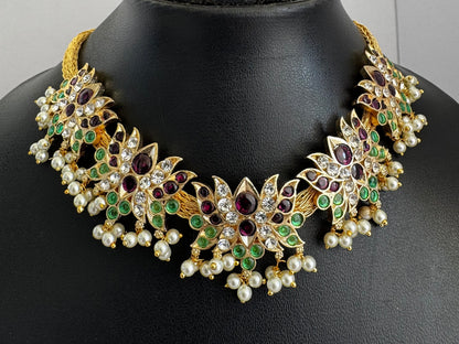 Gold tone precious kemp-green-white lotus necklace dj-52769
