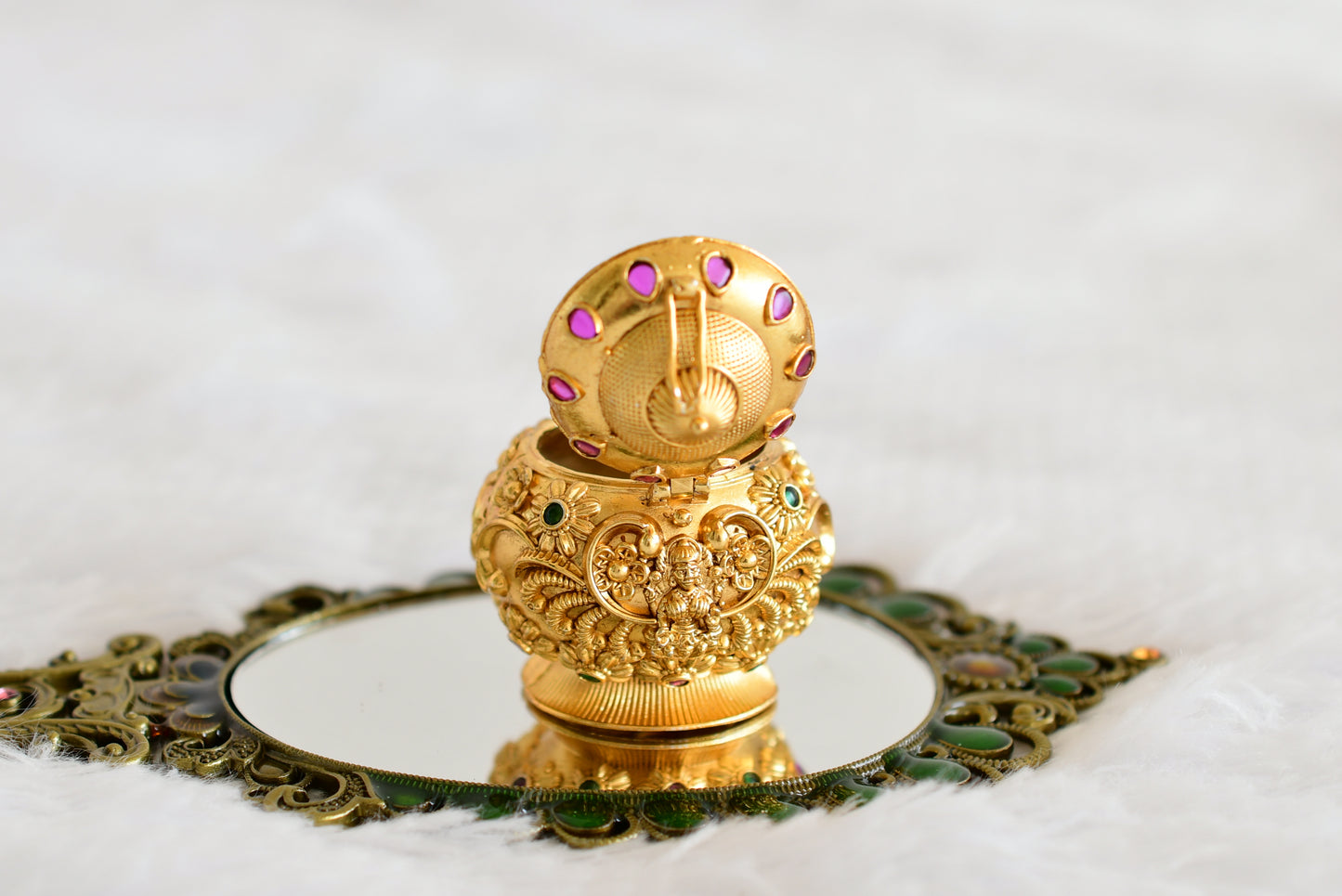 Antique gold tone kemp-green Lakshmi kumkum box dj-52312