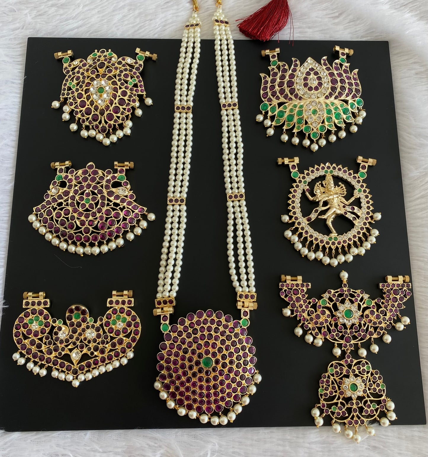 Gold tone precious kemp-green-white pearl haar with 7 interchangeable pendants dj-53380