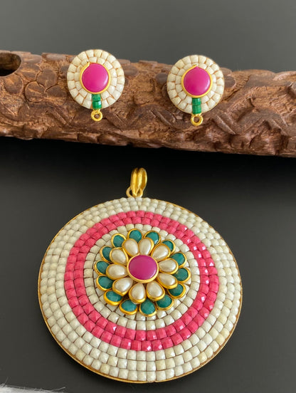 Gold tone pink-green round pacchi pendant set dj-52953