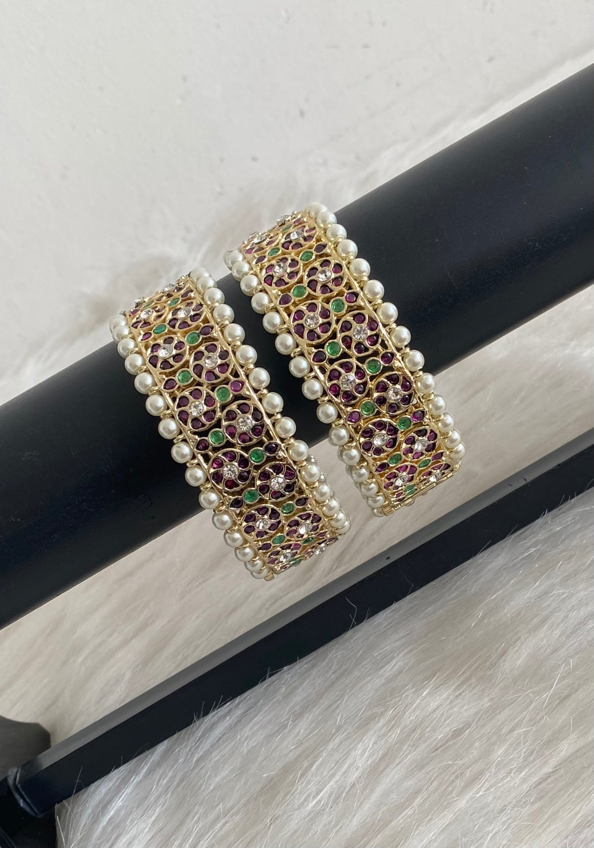 Gold tone precious kemp-green-white pearl screw bangles(2.6) dj-54679