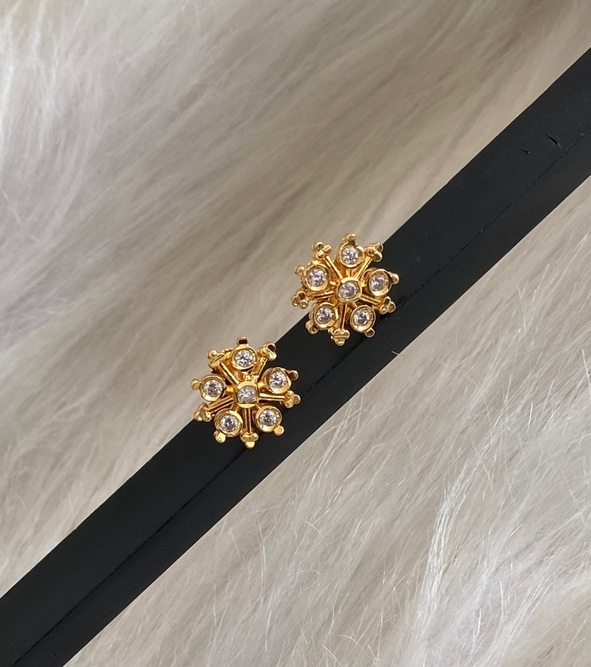 Gold tone ad white stone flower stud/earrings dj-54898