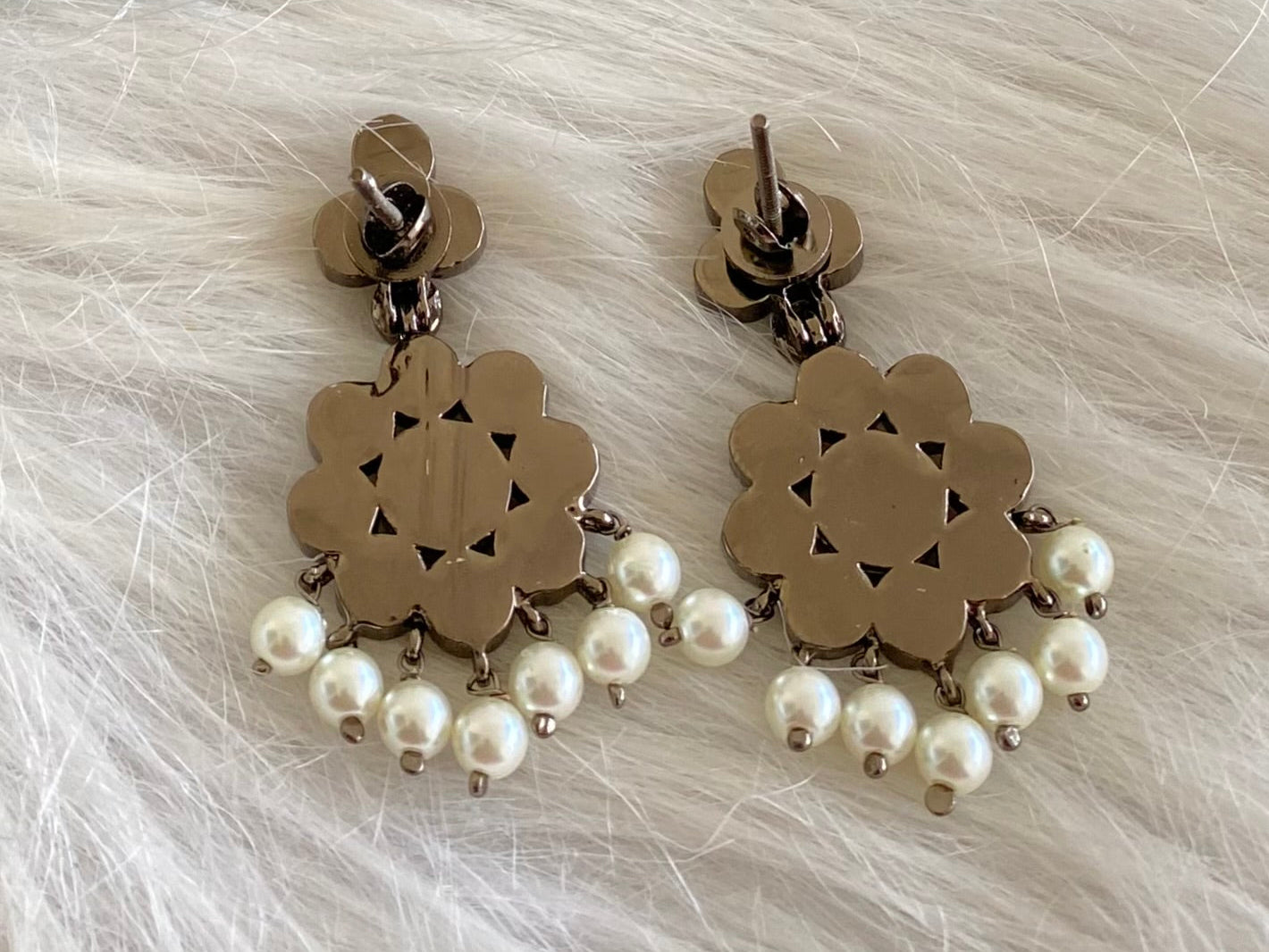 Black finish precious kemp-white pearl flower earrings dj-53944