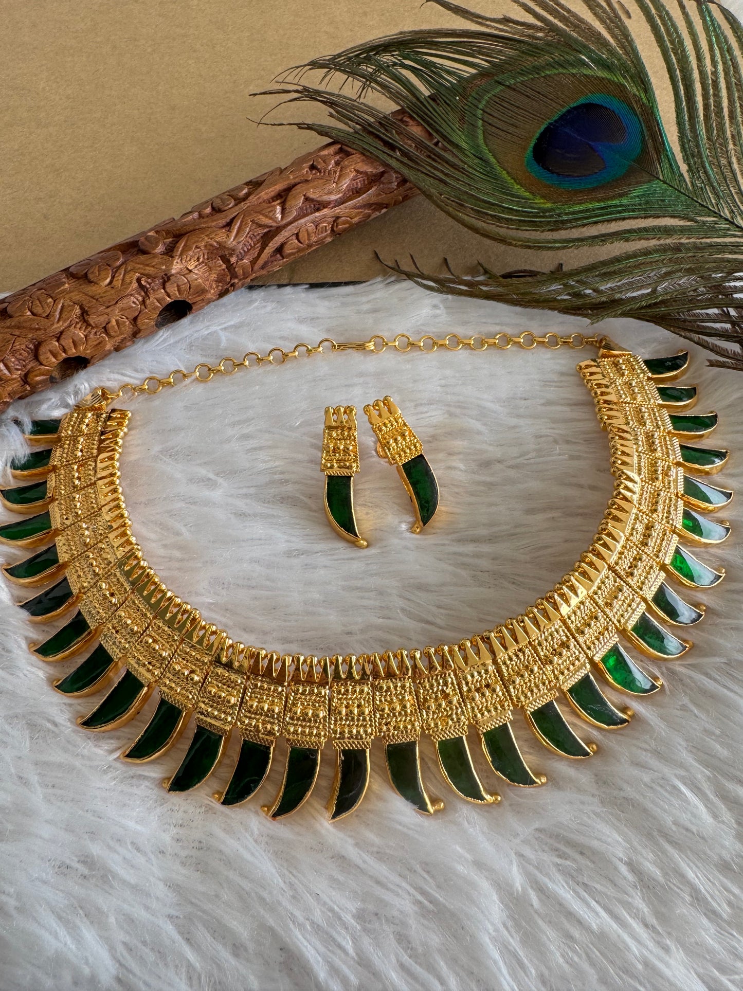 Gold look alike green-pink kerala style pulinagam big necklace set dj-51721