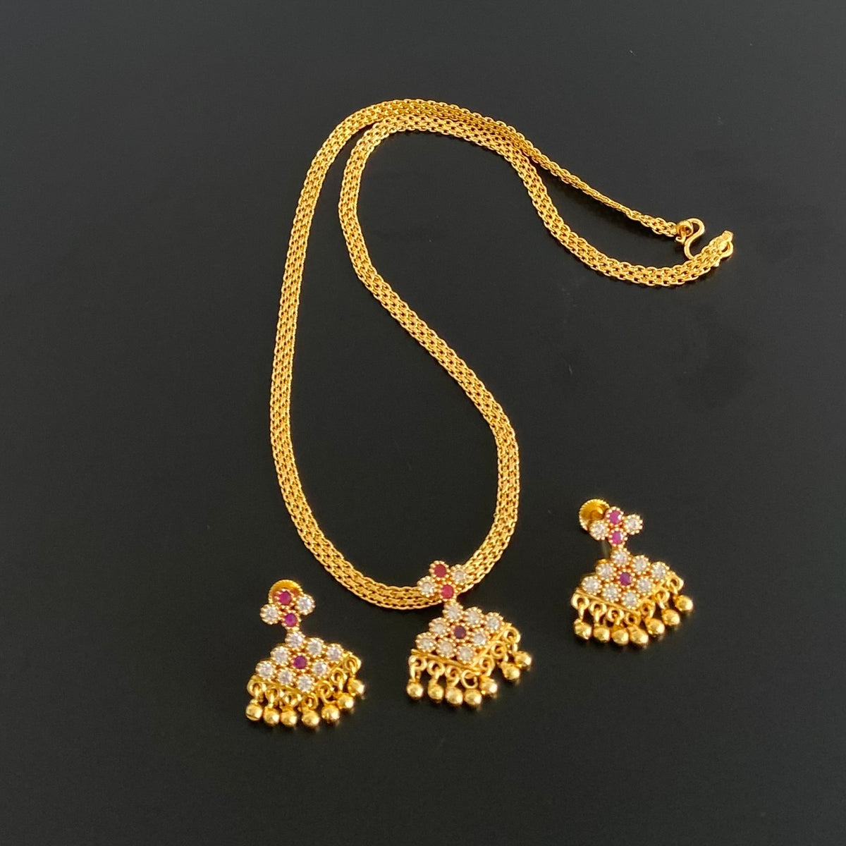 Gold tone 18 inches chain with pink-white stone pathakkam pendant set dj-54910
