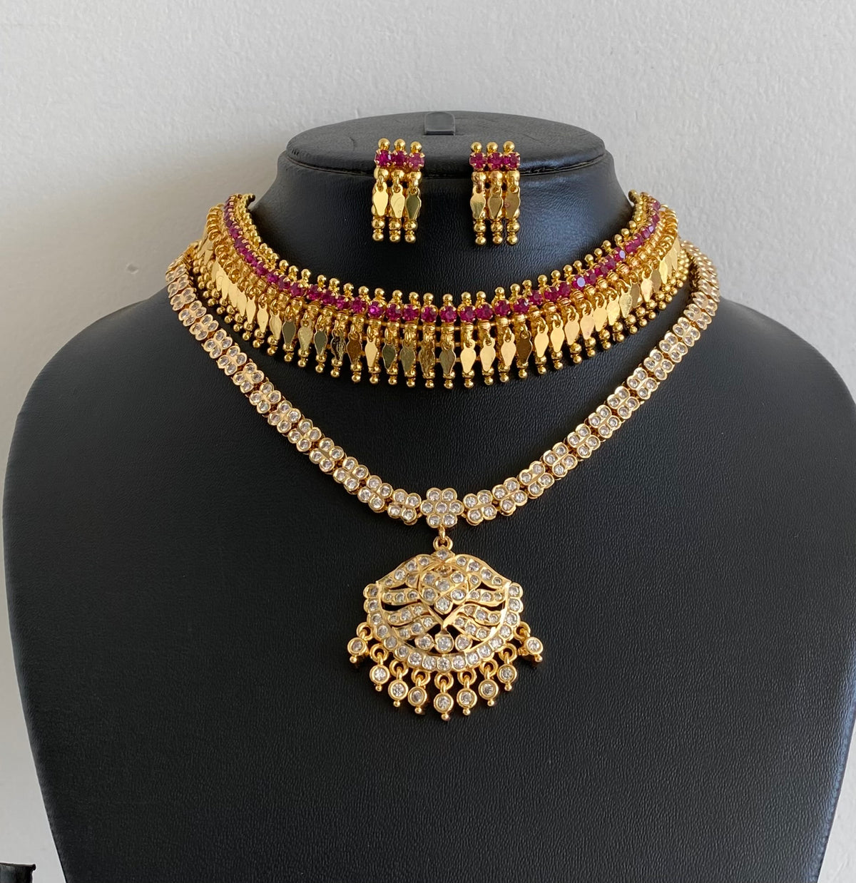 Gold tone pink-white stone combo necklace set dj-55105