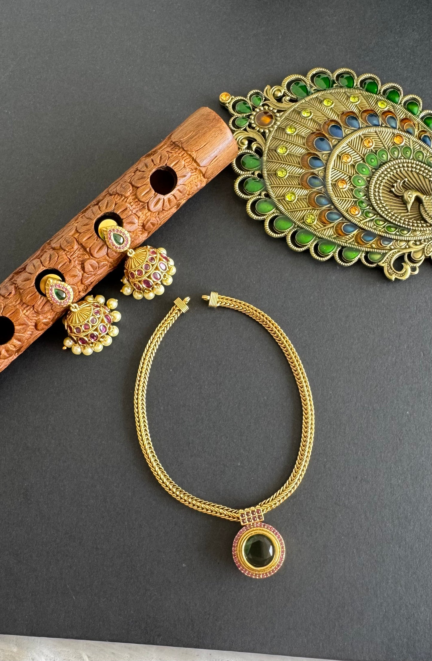 Antique gold tone kemp-green kerala style round necklace set dj-52078