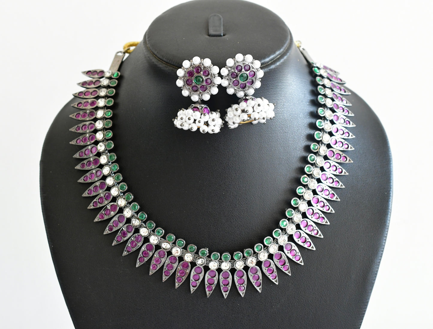 Black finish precious kemp-green-white mulla mottu necklace set dj-53353