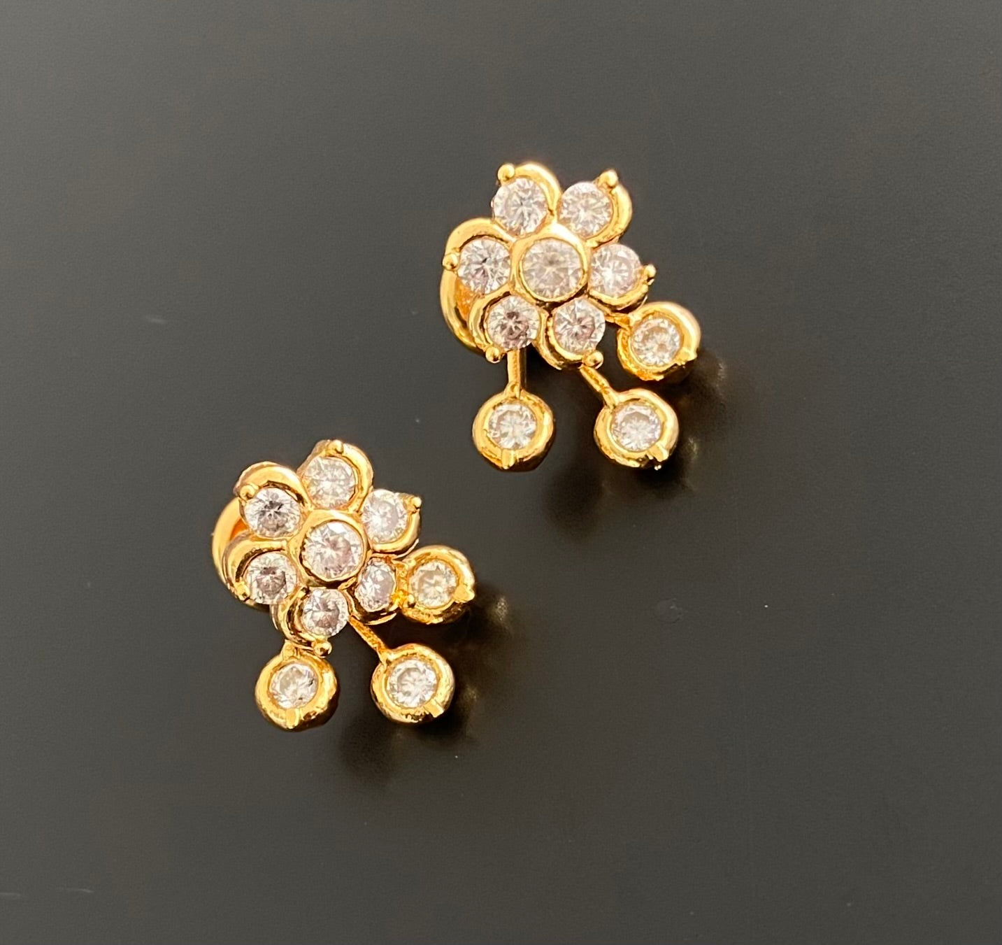 Gold tone AD white stone flower stud/earrings dj-53872
