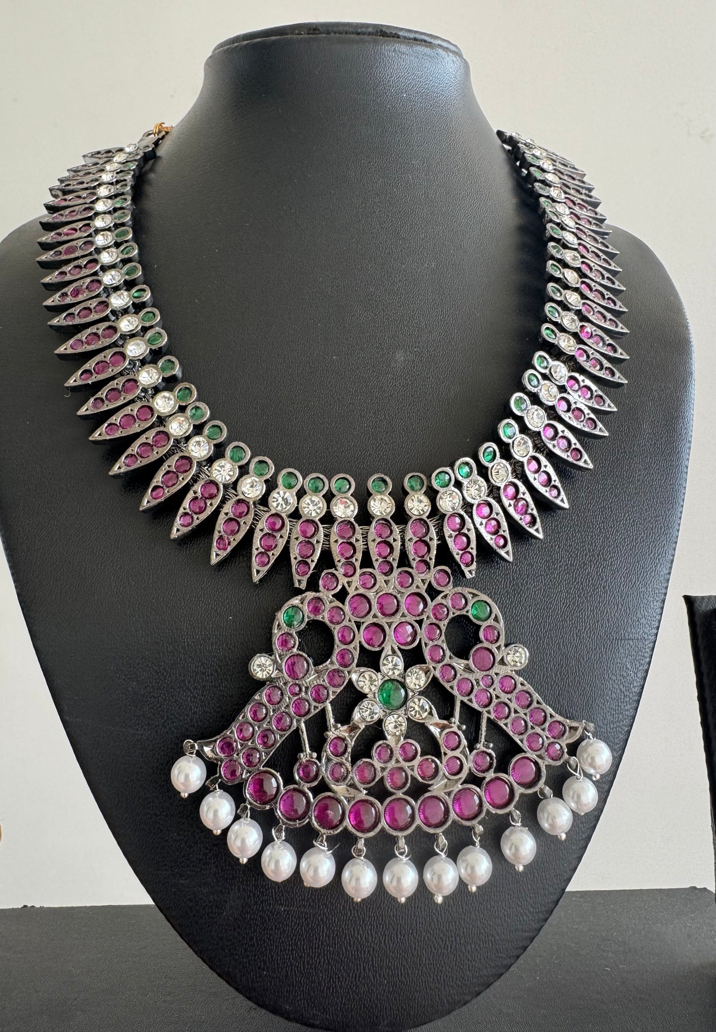 Black finish precious kemp pearl peacock necklace dj51027