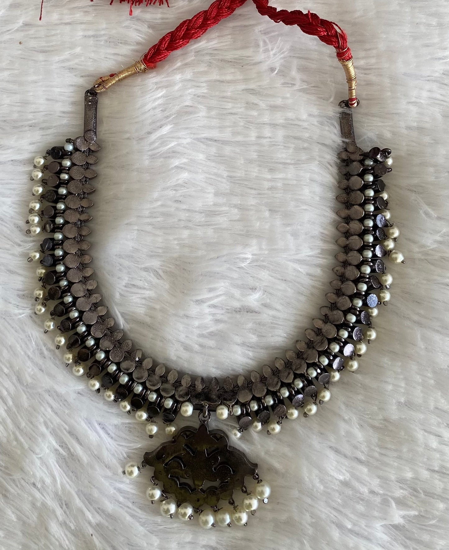 Black finish precious kemp-green-white pearl necklace dj-53246