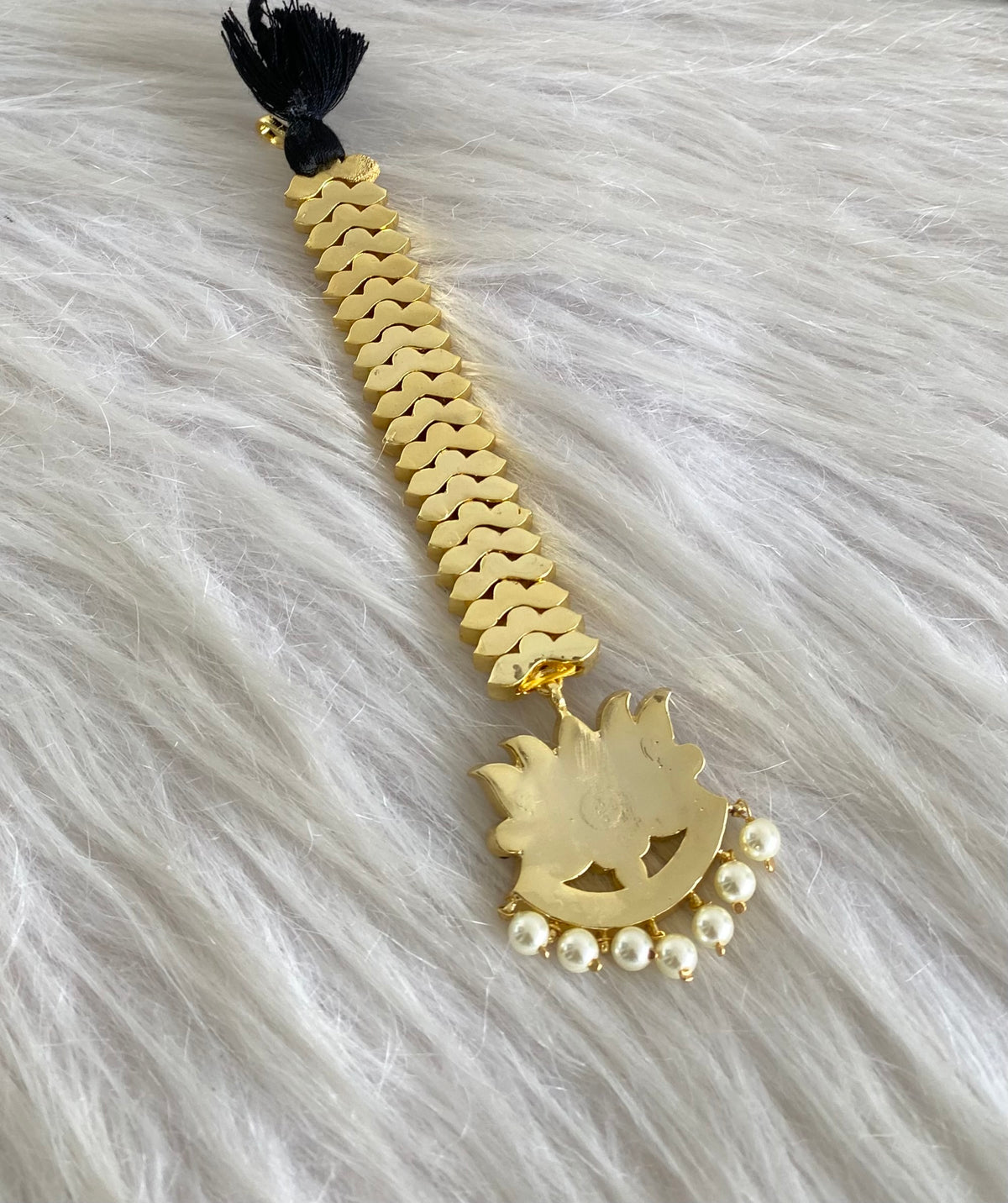 Gold tone precious kemp-green-white lotus pearl tikka dj-54711