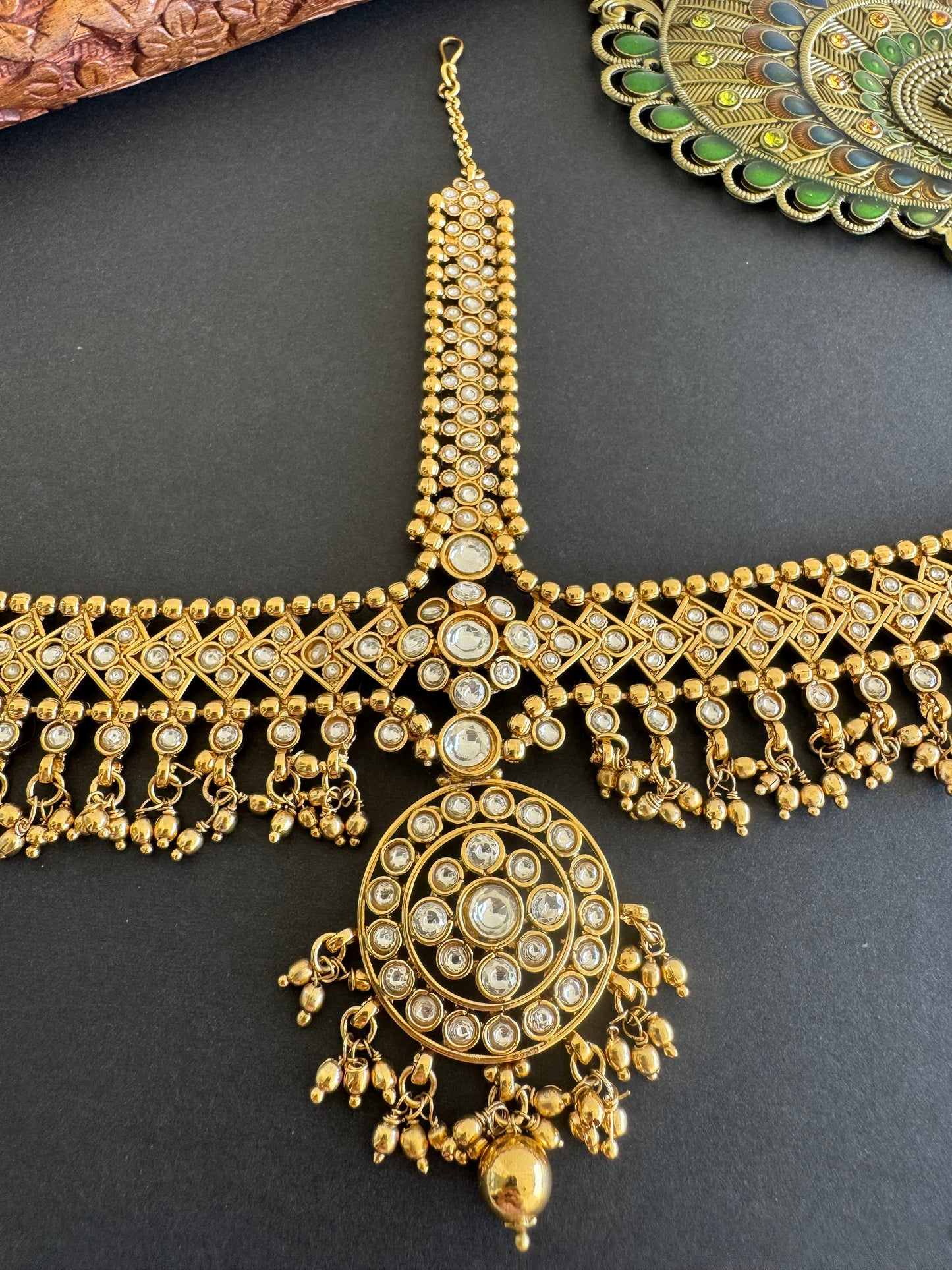 Matte finish white kundan head set/tikka dj-52060