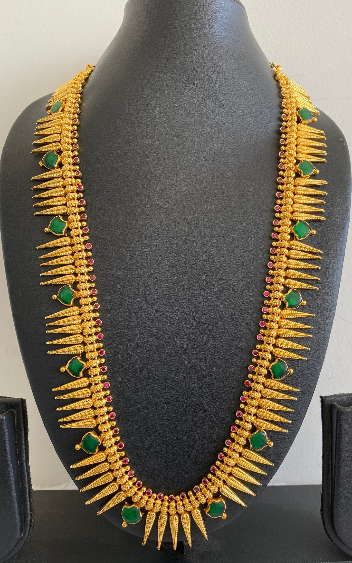 Gold tone pink-green palakka mulla mottu haar dj-53174