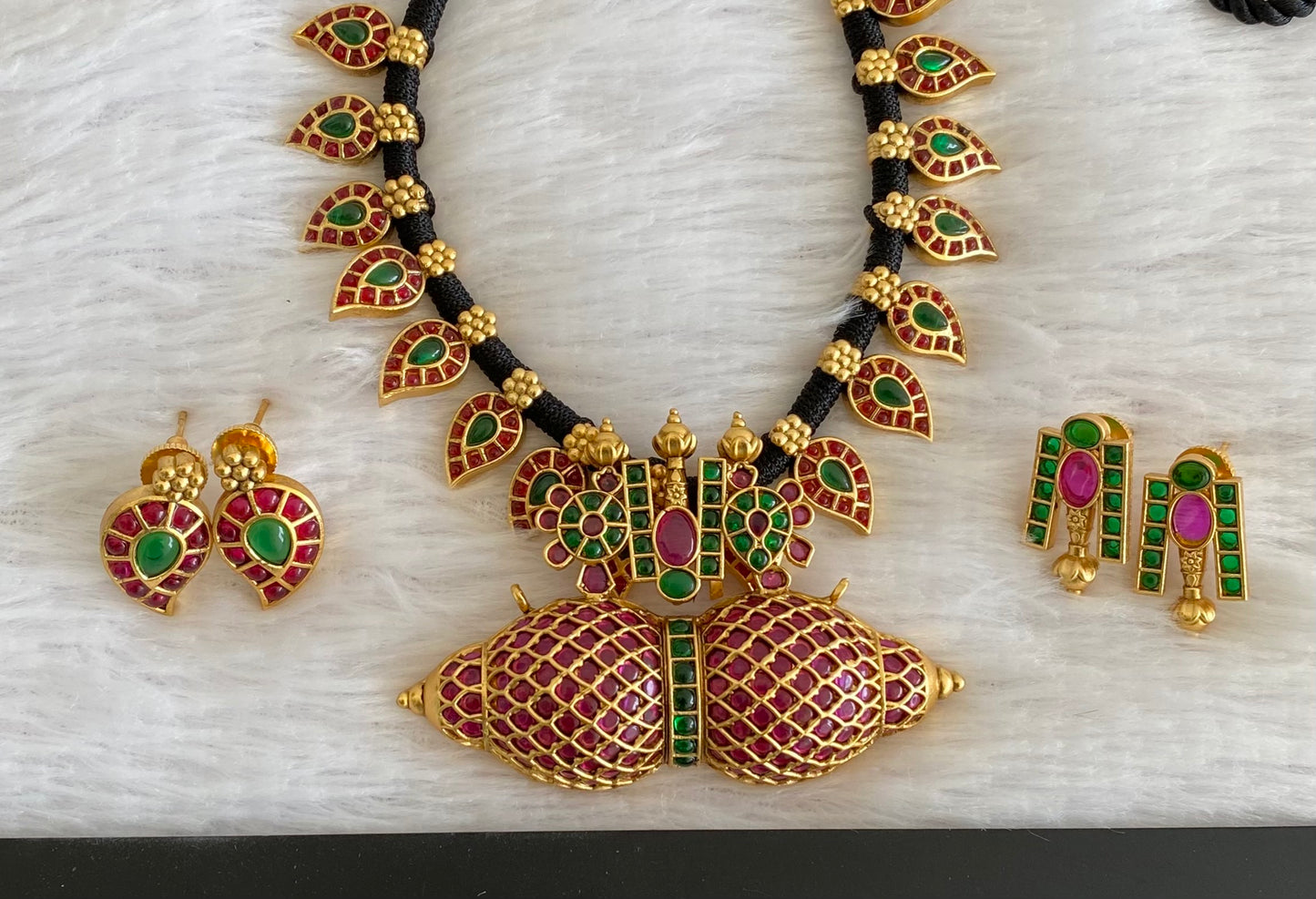 Matte finish Shri Thirumal nama-shanku-chakra mango black thread necklace set dj-53355