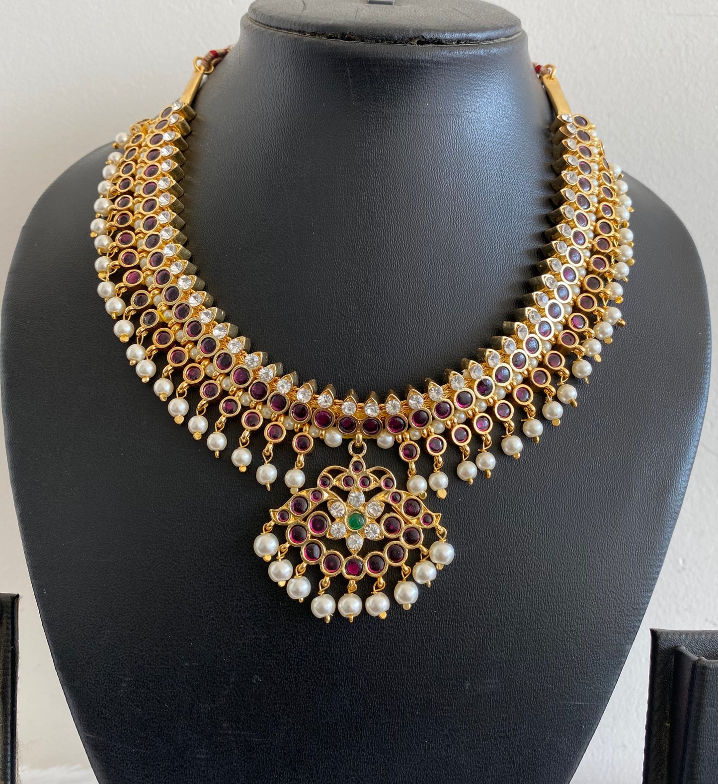 Gold tone precious kemp-green-white pearl choker necklace dj-53237