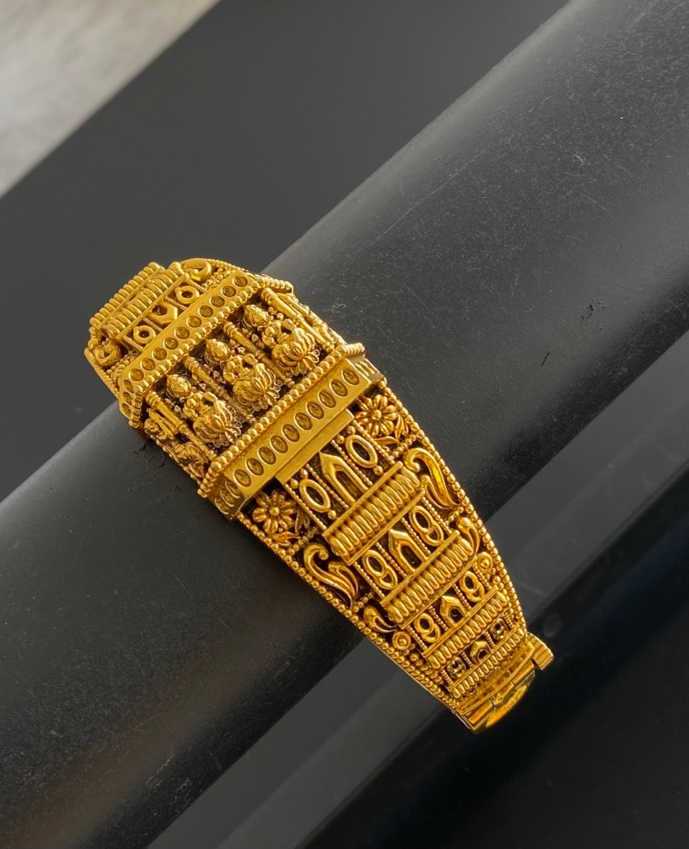 Antique gold tone lakshmi screw type kada/bracelet dj-54442