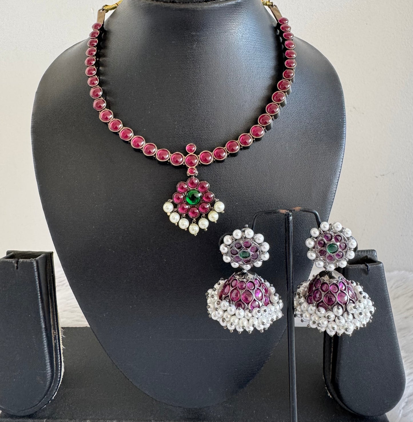 Black finish precious kemp-green pearl attigai necklace set dj-52531