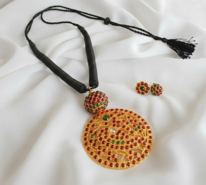 Gold tone Kemp-green round pendant black thread necklace set DJ17705