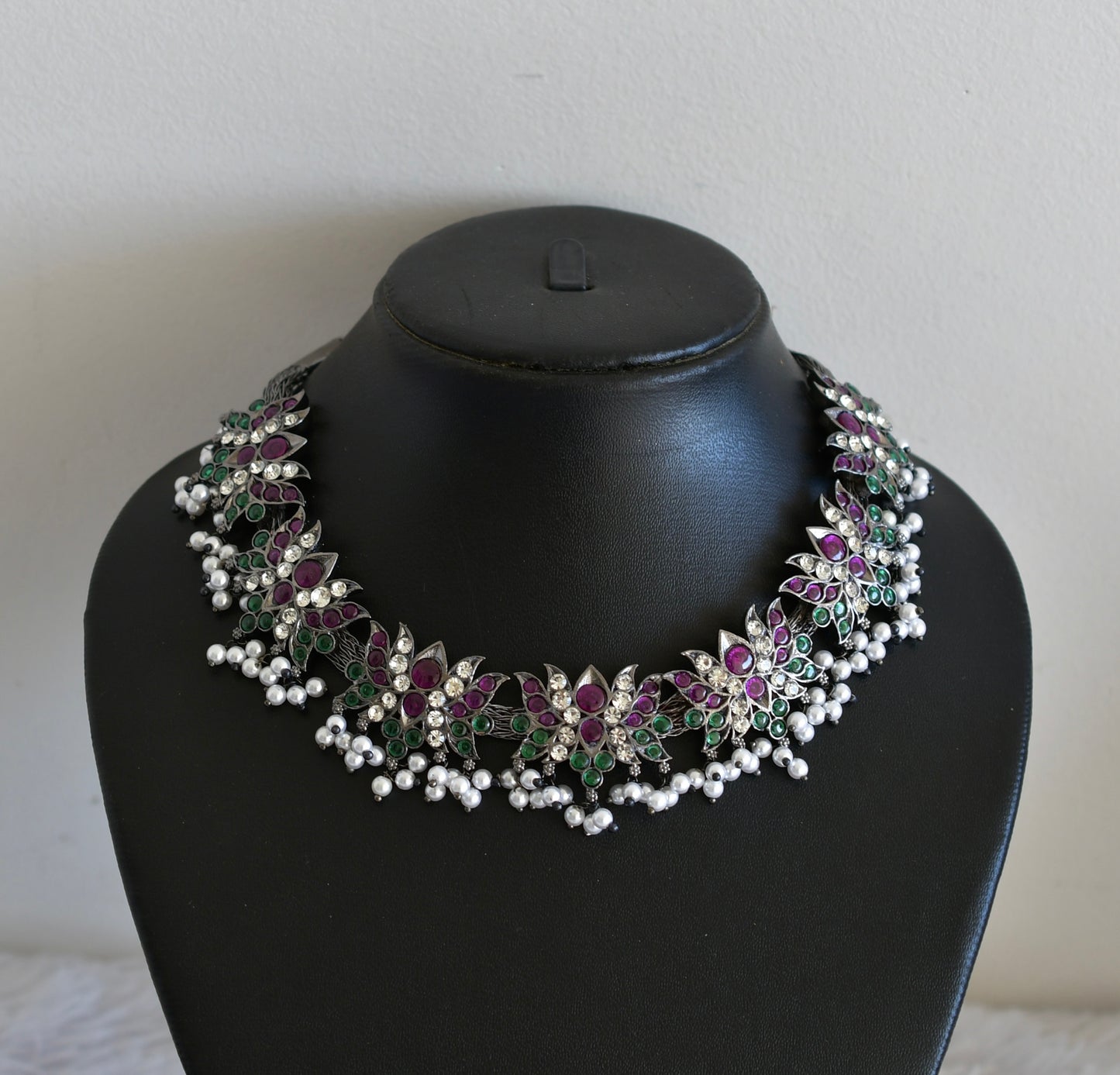 Black finish precious kemp-green pearl lotus necklace dj-52512