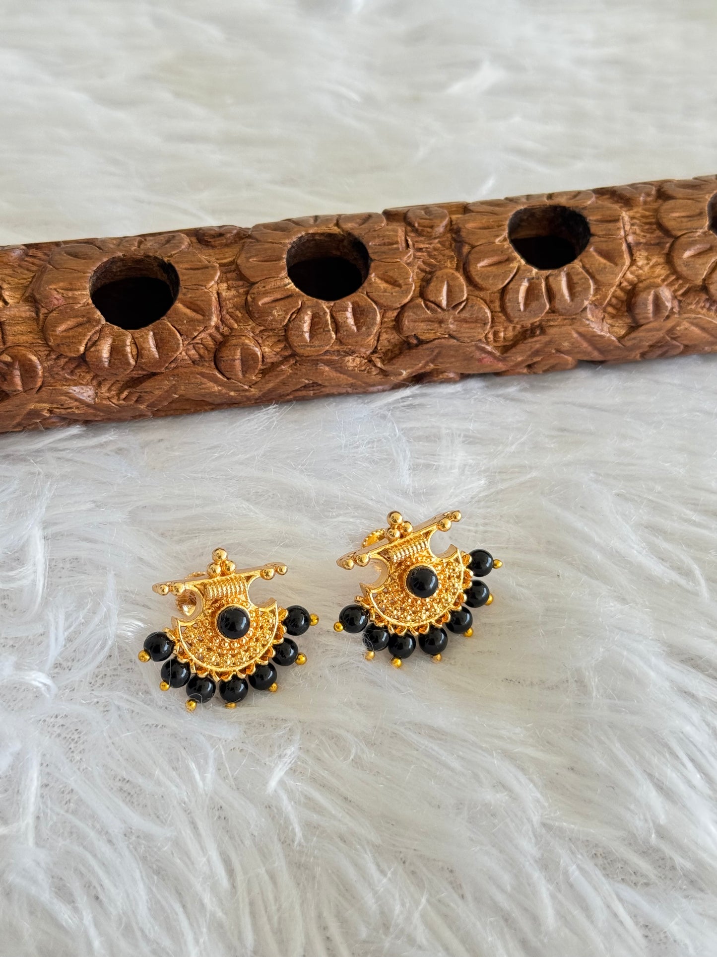 Gold tone black beaded stud/earrings dj-51604