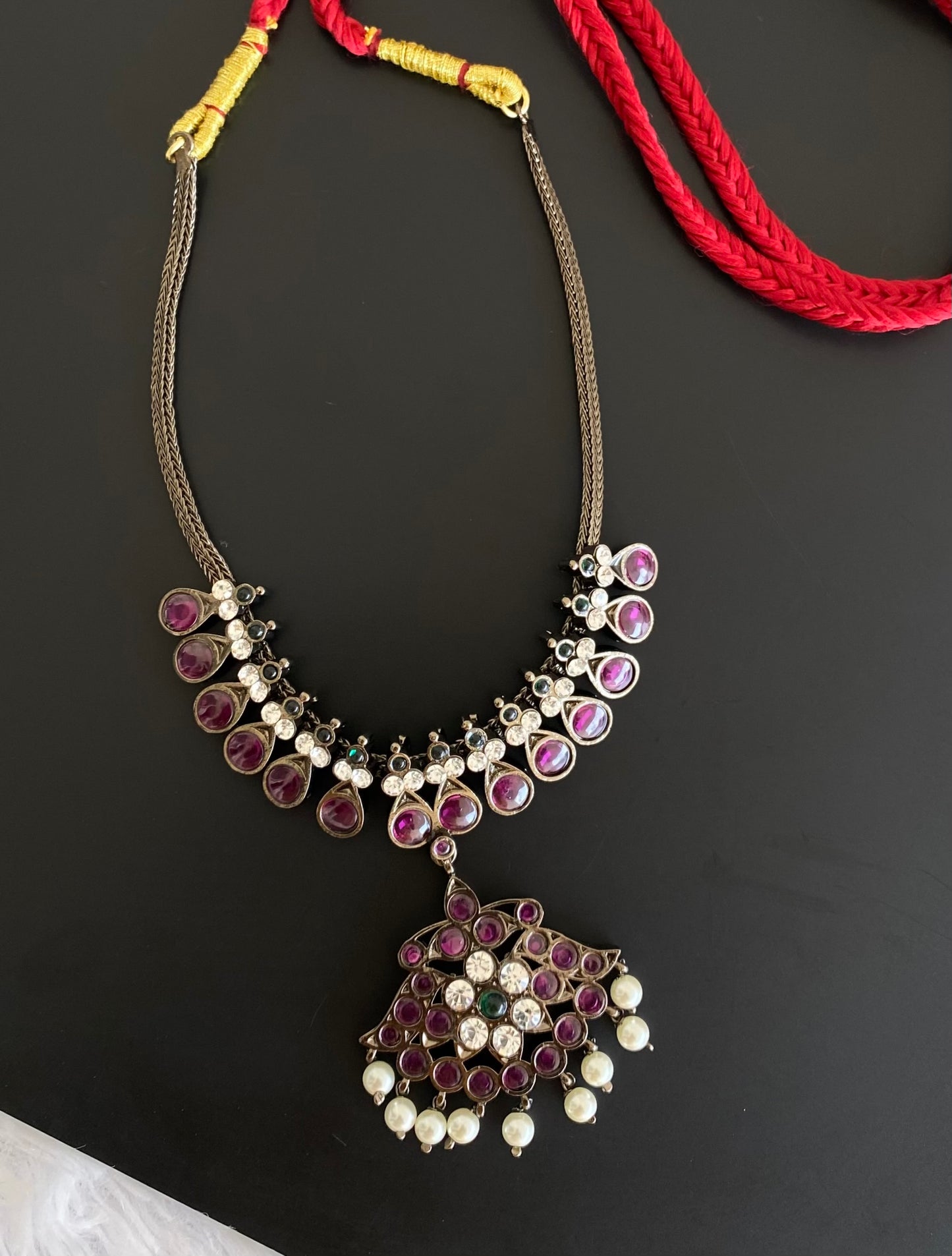 Black finish precious kemp-green-white pearl necklace dj-53244