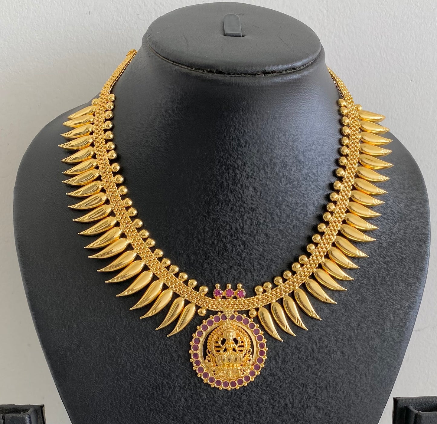 Gold tone kerala style pink stone mulla mottu lakshmi necklace dj-54134