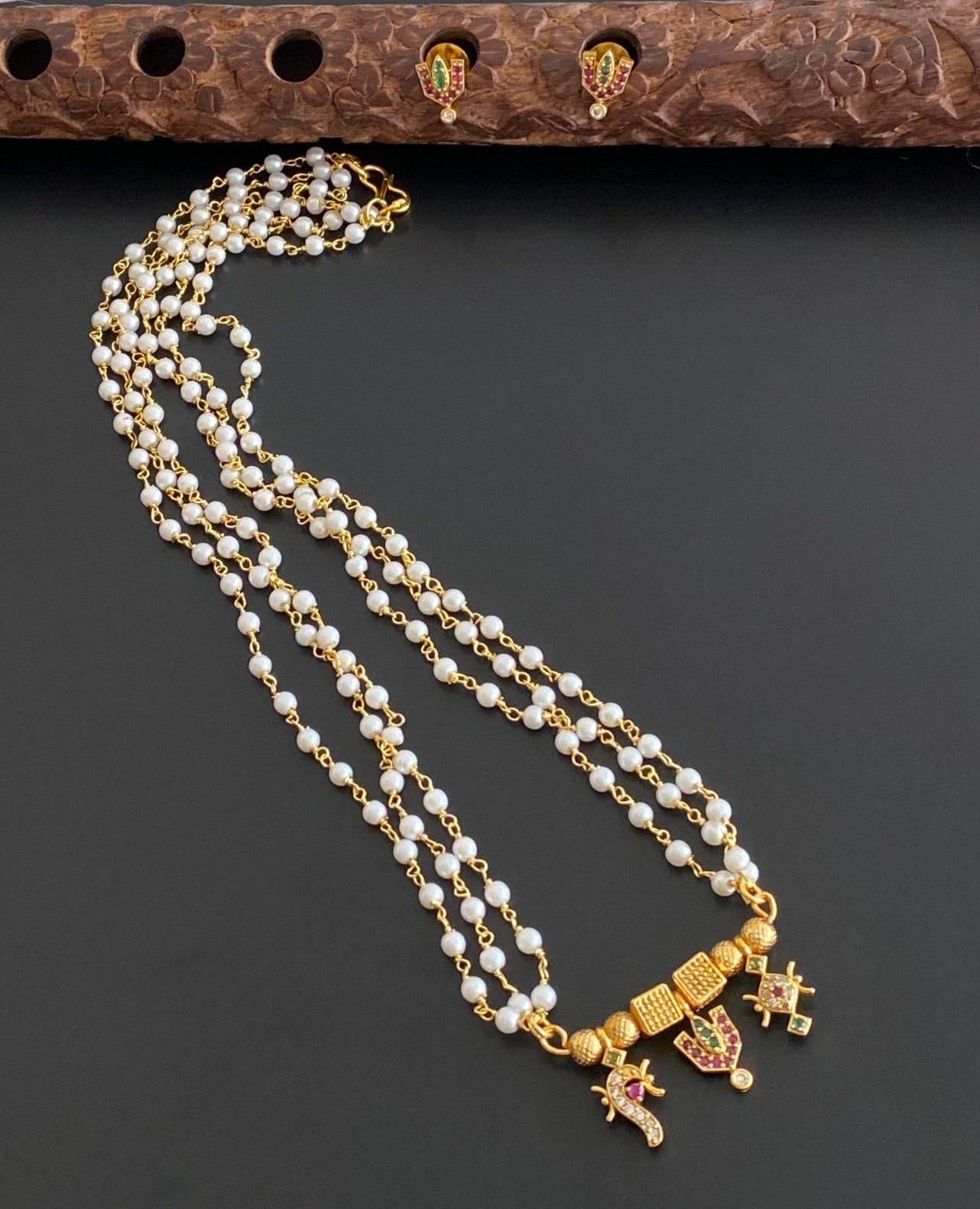 Gold tone ruby-green-white stone shanku-chakra-nama pearl chain set dj-54010