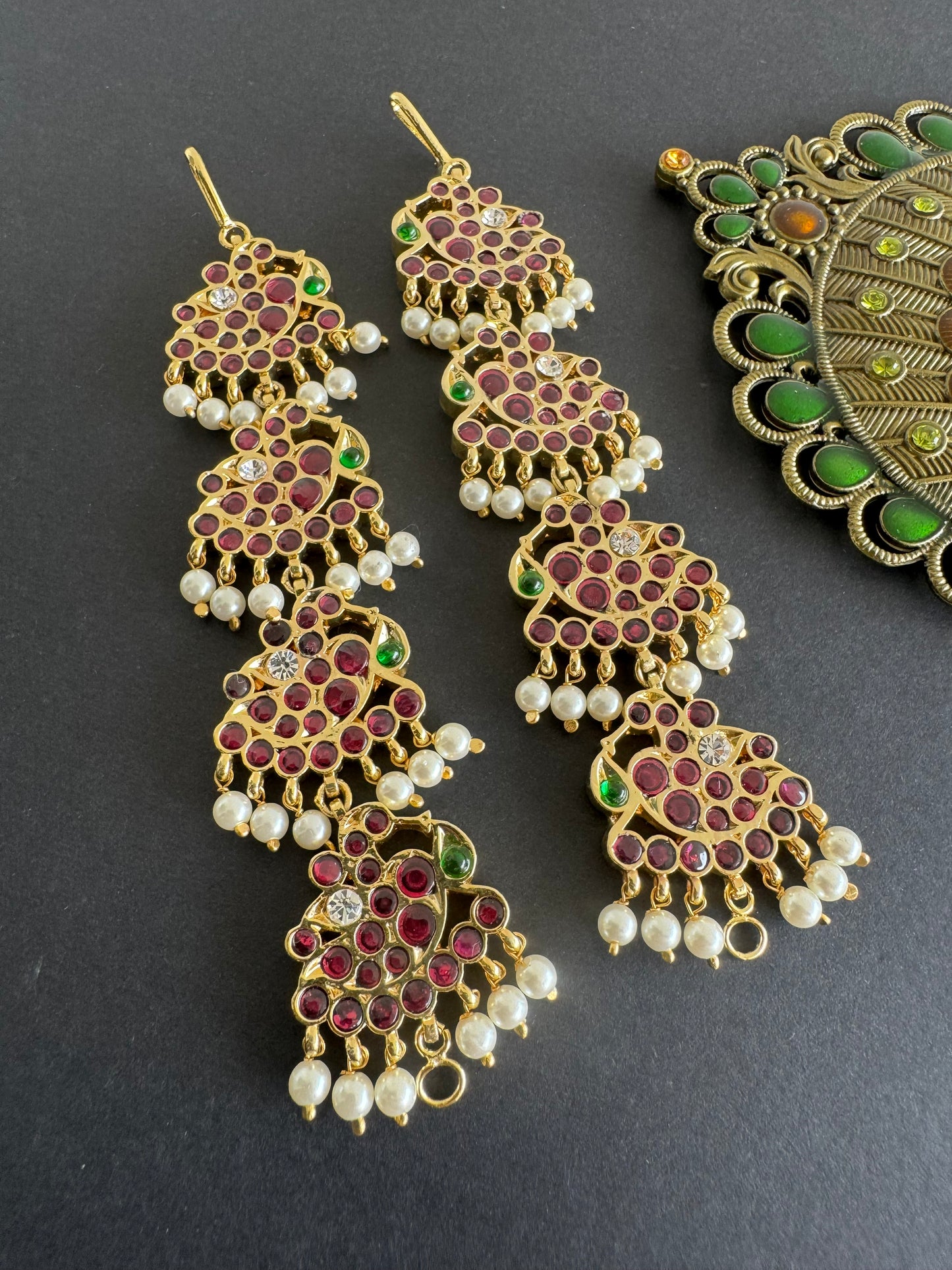 Gold tone precious kemp-green-white stone pearl peacock ear side chain dj-52010