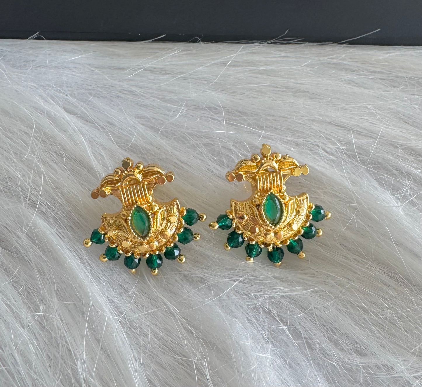 Gold tone green beaded stud/earrings dj-51261